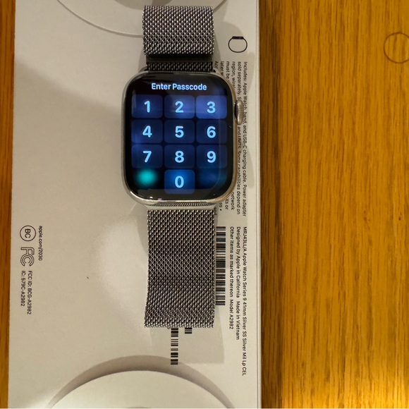 Apple Watch Series 9 Silver Stainless Steel Milanese Loop - 41MM - Picture 6 of 7